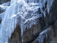 Eisformations Flügel aus hunderten kleineren Eiszapfen